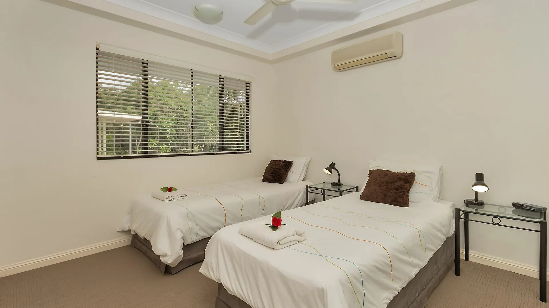 Oceansprey Beachfront Apartments 요키스넙