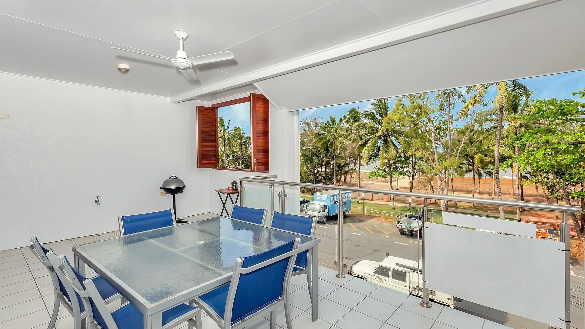 Oceansprey Beachfront Apartments 요키스넙